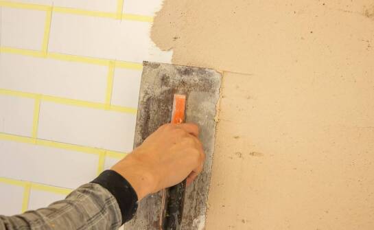 Ocieplanie tynkami termicznymi – zasada działania i korzyści dla domu