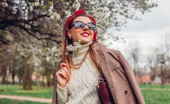 Lekkość wiosny – jak wybrać idealną apaszkę damską na cieplejsze dni