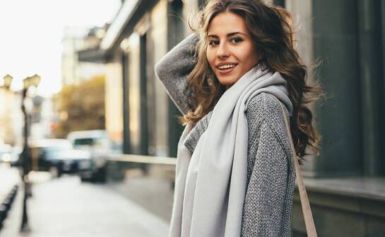 Ciepłe ponczo damskie – jak nosić i z czym łączyć w sezonie przejściowym
