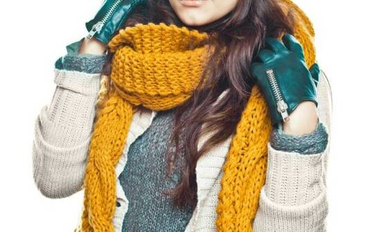 Czapki smerfetki w damskich stylizacjach – trendy, fasony i inspiracje