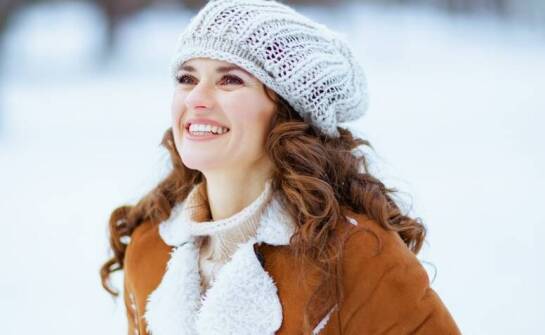 Czapki zimowe smerfetki – modne dodatki w kobiecych stylizacjach