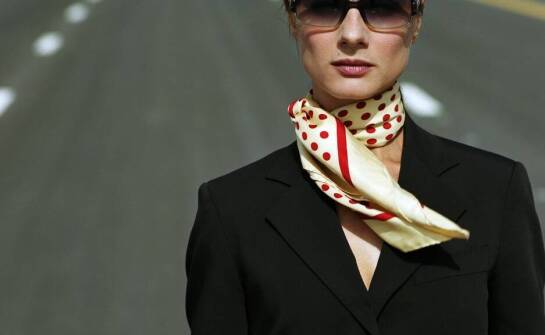 Apaszki damskie – stylowe dodatki podkreślające charakter każdej stylizacji