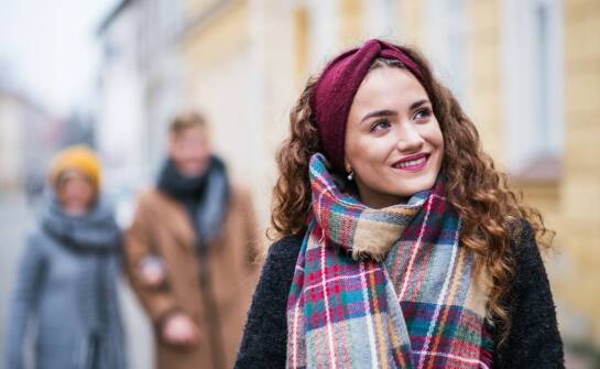 Apaszki w kobiecych stylizacjach – inspiracje, trendy i sposoby noszenia