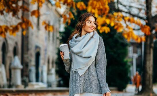 Apaszki damskie – subtelny akcent w codziennych i wieczorowych stylizacjach