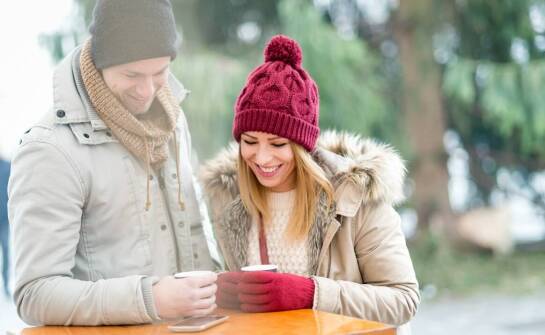 Modne czapki zimowe damskie – stylowe propozycje na chłodne miesiące