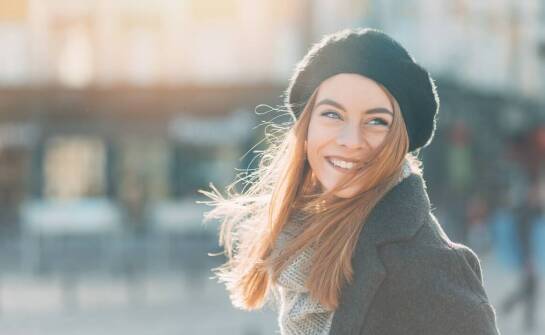 Subtelna elegancja w zimowych stylizacjach – modne czapki damskie na sezon