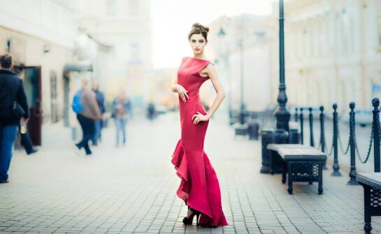 Długie sukienki w większych rozmiarach – stylowe propozycje na eleganckie wyjścia