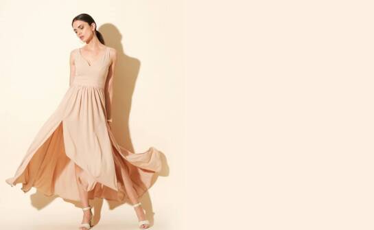 Szyk i wygoda – modne długie sukienki podkreślające atuty sylwetki