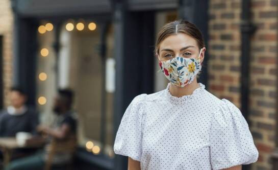 Stylowe maseczki ochronne – jak łączyć bezpieczeństwo z modnym wyglądem