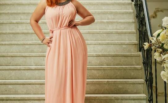 Elegancja w większym rozmiarze – modne sukienki podkreślające kobiecość