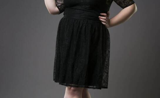 Wyjątkowy styl w większym rozmiarze – jak wybierać eleganckie sukienki