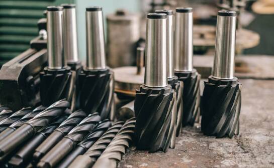 Najpopularniejsze produkty metalowe – co warto wiedzieć przed zakupem?