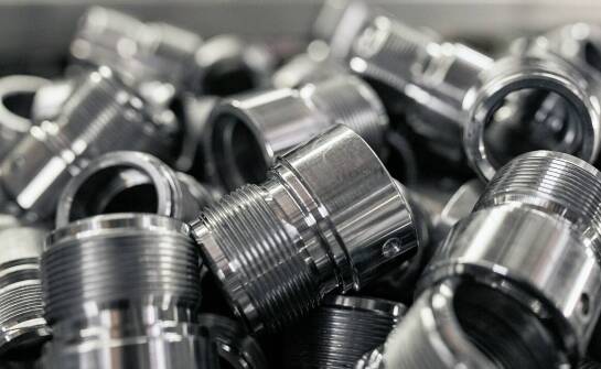 Jak powstają artykuły metalowe i na co zwrócić uwagę przy wyborze