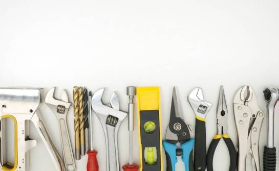 Jakie narzędzia są niezbędne do prac remontowych i majsterkowania?
