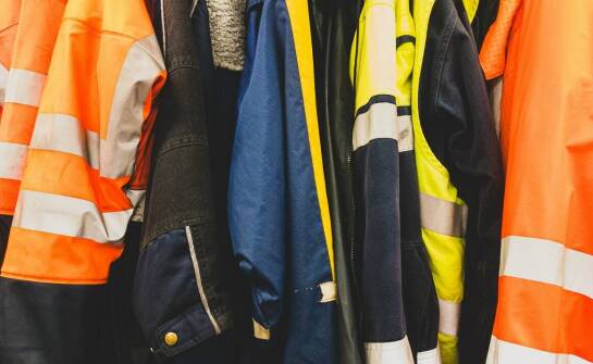 Odzież robocza – najważniejsze cechy, materiały i zastosowania w pracy