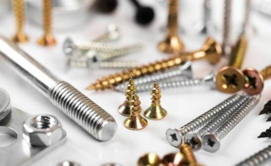 Z czego produkuje się śruby i jakie materiały wpływają na ich wytrzymałość