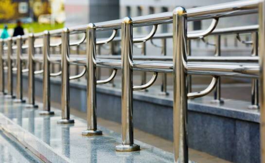 Jak wybrać trwałe i stylowe balustrady do domu oraz na zewnątrz