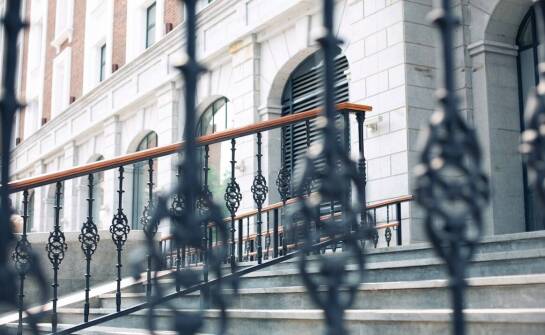 Balustrady – funkcje, bezpieczeństwo i estetyka w nowoczesnych aranżacjach