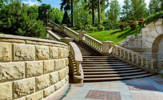 Balustrady – czym się kierować przy wyborze i montażu ogrodzeń schodowych