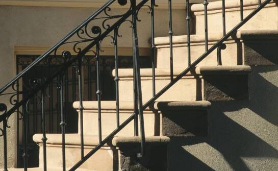 Balustrady – praktyczne zastosowania oraz najnowsze rozwiązania w budownictwie