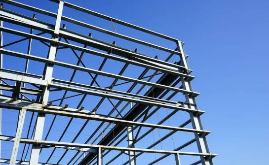 Konstrukcje stalowe – zastosowania, właściwości i korzyści w budownictwie