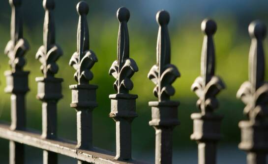 Ogrodzenia kute – zalety, wzory i możliwości aranżacji przestrzeni