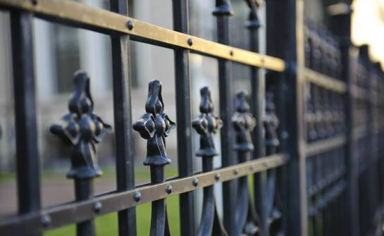 Ogrodzenia kute – inspiracje, wzory i praktyczne porady dotyczące wyboru