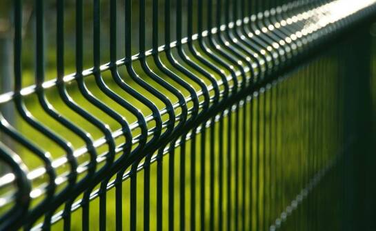 Ogrodzenia metalowe – rodzaje, zalety i zastosowanie w aranżacji posesji