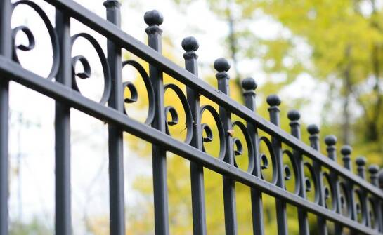 Ogrodzenia metalowe – inspiracje, trwałość i pomysły na aranżację posesji