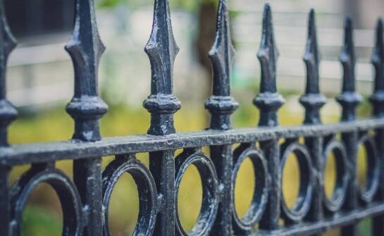 Czym cechują się ogrodzenia kute?