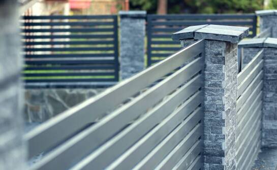 Jak dopasować ogrodzenie do stylu domu i zapewnić bezpieczeństwo posesji