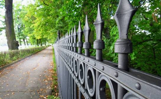 Ogrodzenia kute – ponadczasowy styl i trwałość w aranżacji przestrzeni