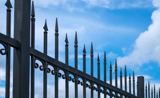 Najważniejsze cechy i zastosowania ogrodzeń metalowych w aranżacji posesji