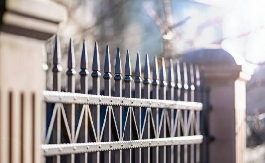 Najciekawsze pomysły na ogrodzenia metalowe – trwałość i estetyka w ogrodzie