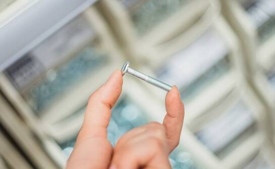 Tytanowa klamra – zastosowanie, zalety oraz proces zakładania klamry ortonyksyjnej