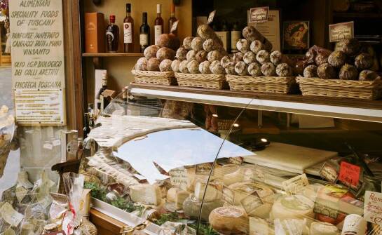 Jak powstają włoskie sery i co wyróżnia je na tle innych produktów mlecznych