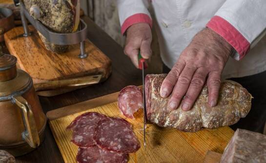 Jak powstają dojrzewające wędliny z Włoch i co wpływa na ich smak?