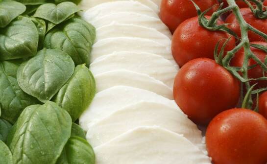 Produkcja mozzarelli – tradycja, składniki i etapy powstawania sera