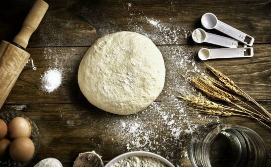 Włoska mąka do pizzy – rodzaje, zastosowanie i sekrety przygotowania ciasta