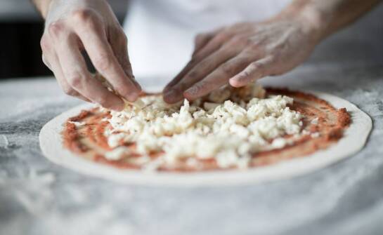 Mozzarella do pizzy – rodzaje, cechy i jak wybrać najlepszy ser do wypieku