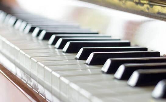 Jak powstaje fortepian – etapy produkcji i tajemnice budowy instrumentu