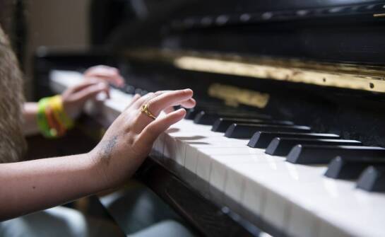 Co wpływa na wartość pianina przy sprzedaży? Kluczowe czynniki i porady