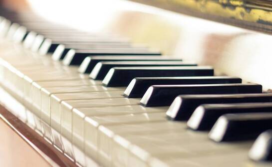 Używane pianino Yamaha – czym się wyróżnia i jakie ma zalety użytkowe