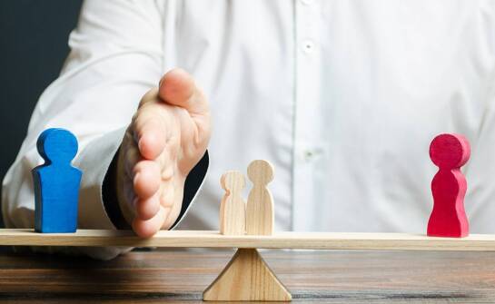 Kiedy warto skorzystać z pomocy radcy prawnego i jakie sprawy prowadzi