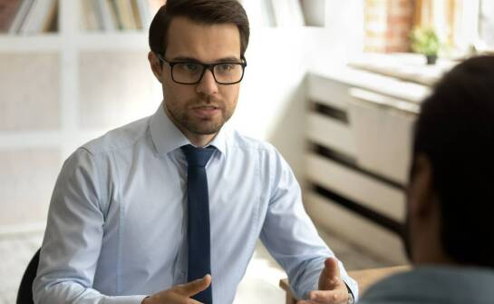 Czym zajmuje się radca prawny i jakie sprawy można mu powierzyć?