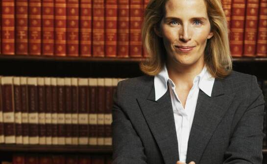 Jakie sprawy prowadzi adwokat i kiedy warto skorzystać z jego pomocy