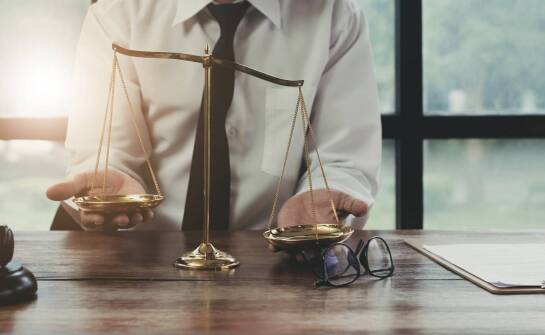 Jakie uprawnienia posiada adwokat oraz w jakich sprawach może reprezentować klienta