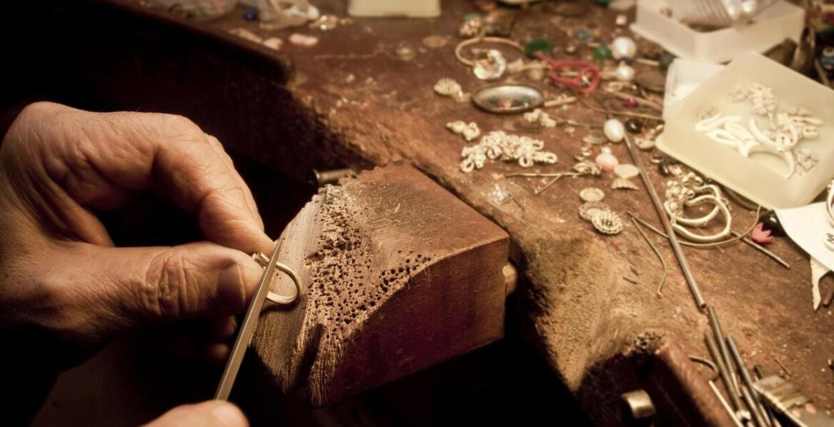 Jak wybrać idealną biżuterię – praktyczne porady i najnowsze trendy