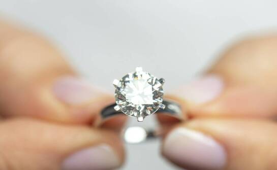 Pierścionki zaręczynowe – inspiracje, style i znaczenie wyboru symbolu miłości