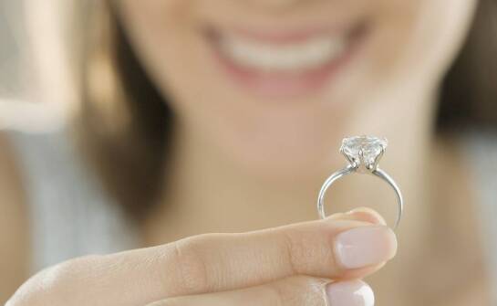 Pierścionki zaręczynowe – materiały, wzory i czym kierować się przy wyborze